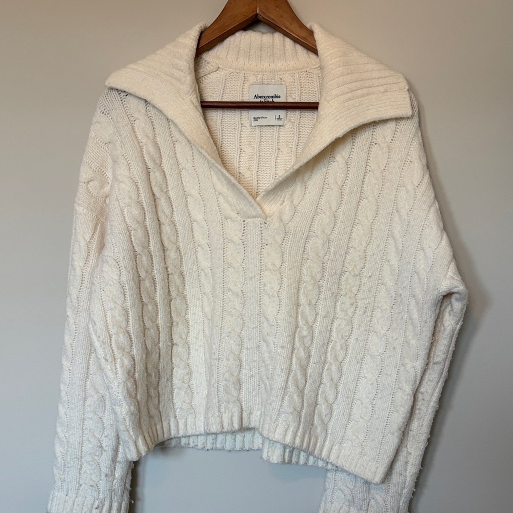 Abercrombie & Fitch Women's cream V-Neck Cable notch neck Sweater in small